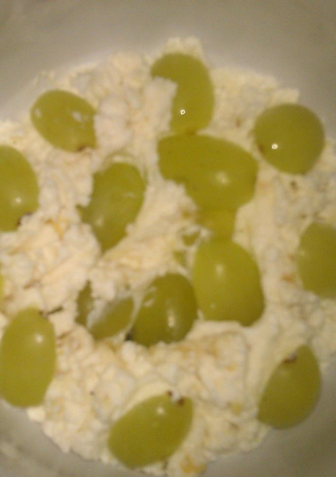 Una foto de Postre de requesón y uvas