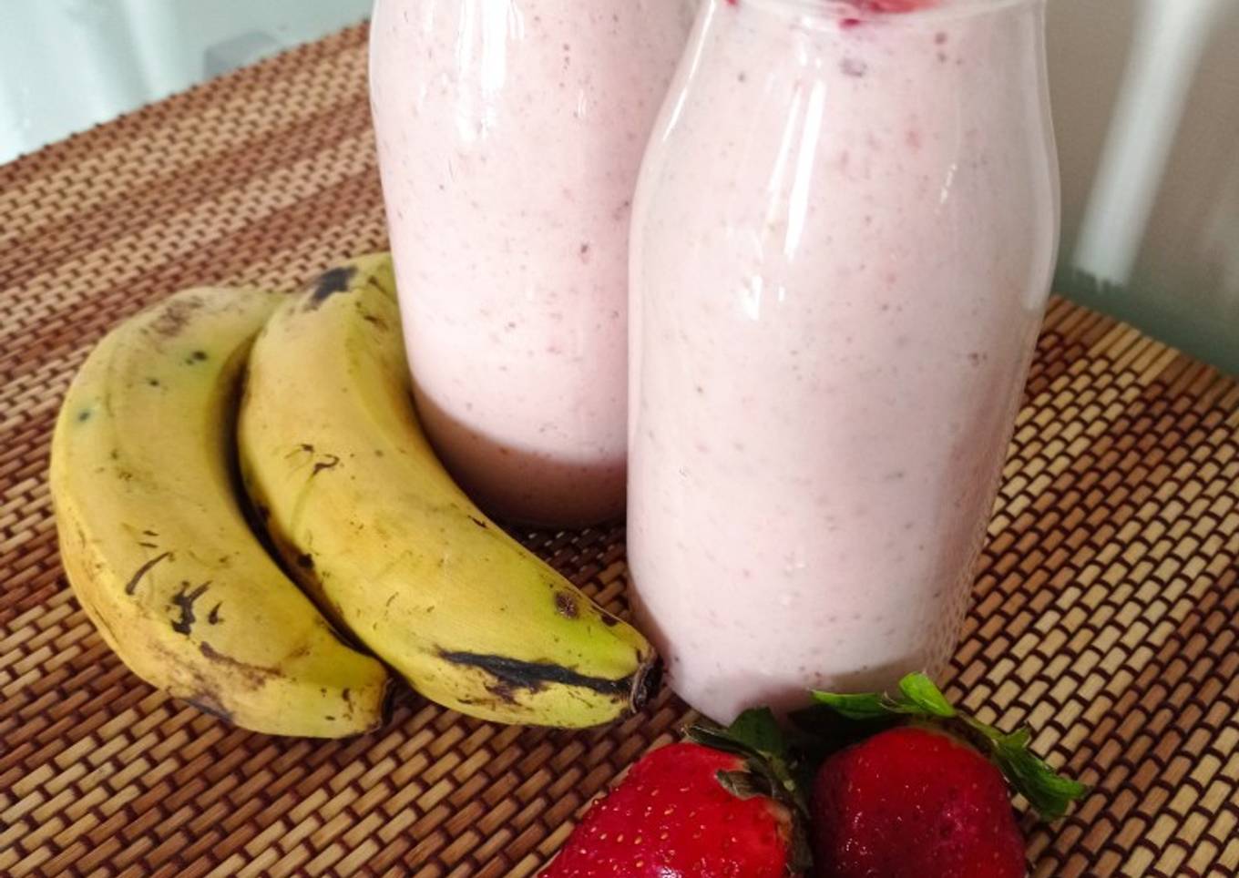 Banana and Strawberry Smoothie