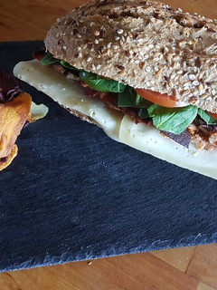 Una foto de Bocata PRO pollo y bacon