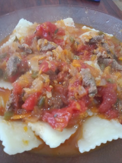 Una foto de Ravioles con salsa bolognesa