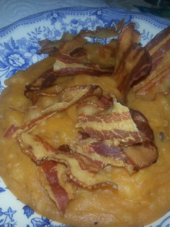 Una foto de Puré de patatas con panceta crujiente