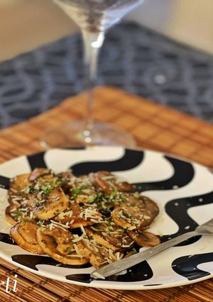 A picture of Mushroom pepper fry.