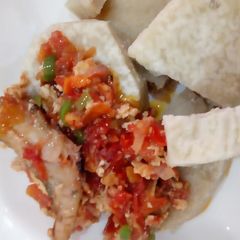 A picture of Panla egg sauce and boiled yam.