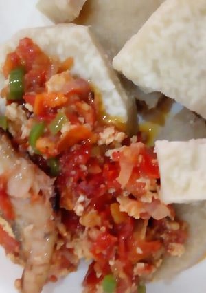 A picture of Panla egg sauce and boiled yam.