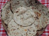 બાજરી નો રોટલો (Bajri Rotlo Recipe In Gujarati)