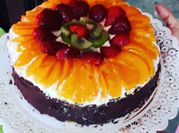 Una foto de torta de yogurt frutilla
