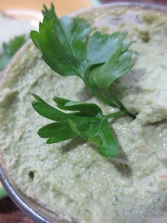 Una foto de Crema de semillas de girasol con perejil y Agua de Mar