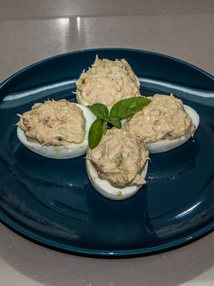 Una foto de Huevos rellenos con atún y variantes