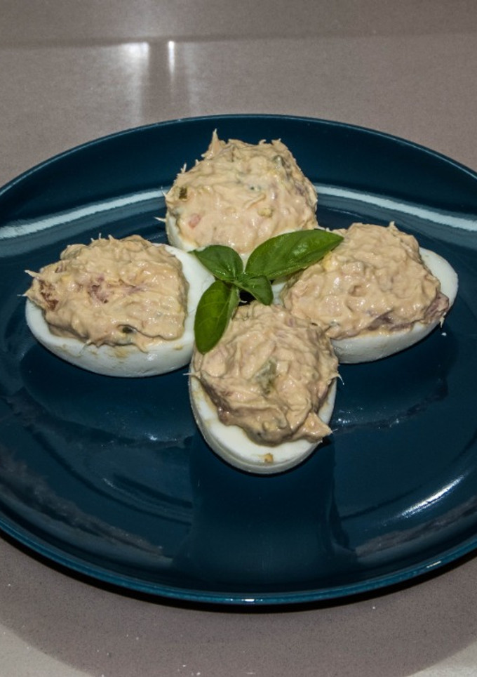 Una foto de Huevos rellenos con atún y variantes