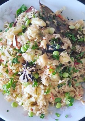 फुलकोबी तुरीच्या दाण्याचा पुलाव : (fulgobi turichya danyacha cauliflower pulao recipe in marathi) रेसिपी चे मुख्य फोटो