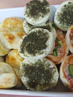 صورة لوصفة عجينة بيتزا صغيرة وفطائر