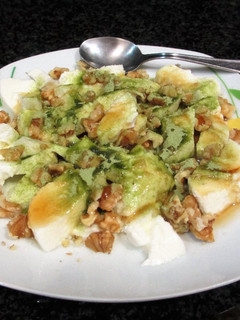 Una foto de Bola de mozzarella con nueces y té matcha bañadas con sirope de agave