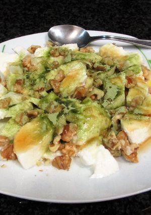 Foto principal de Bola de mozzarella con nueces y té matcha bañadas con sirope de agave
