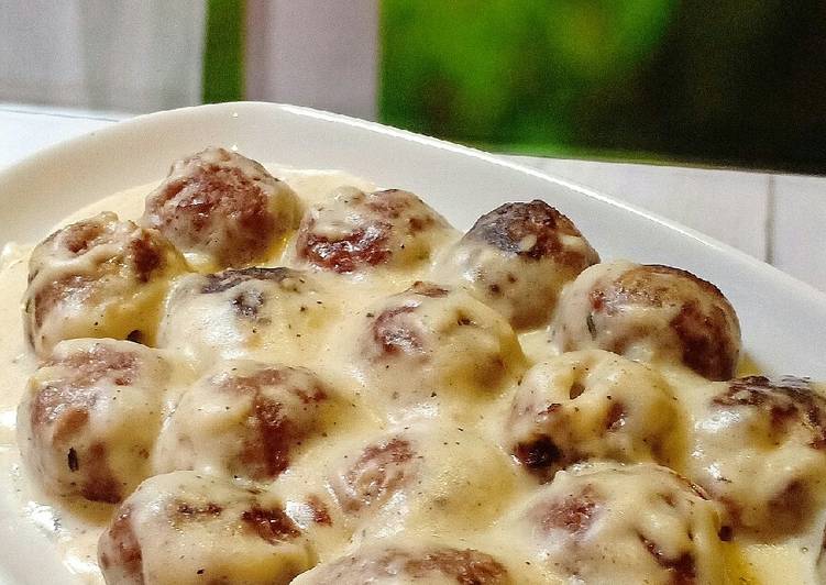 Cheese meatball with cheese sauce