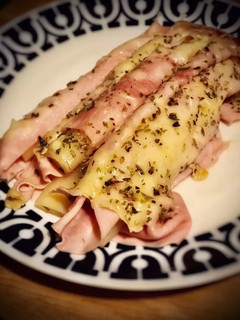 Una foto de Rollitos de espárragos y jamón gratinados
