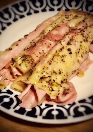 Una foto de Rollitos de espárragos y jamón gratinados