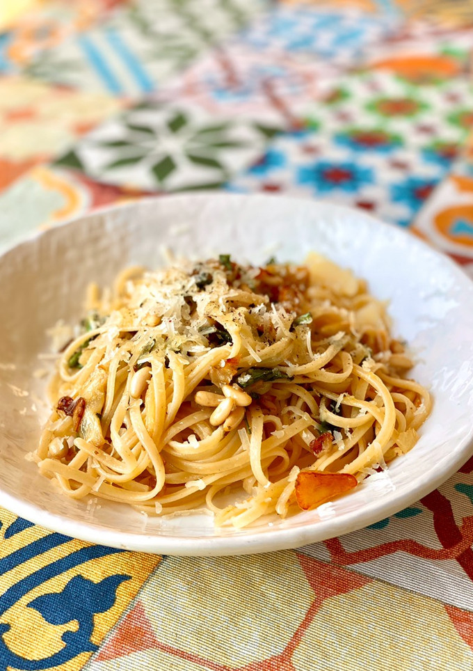 Una foto de Tagliatelle con ajito, guindilla, hinojo y cilantro