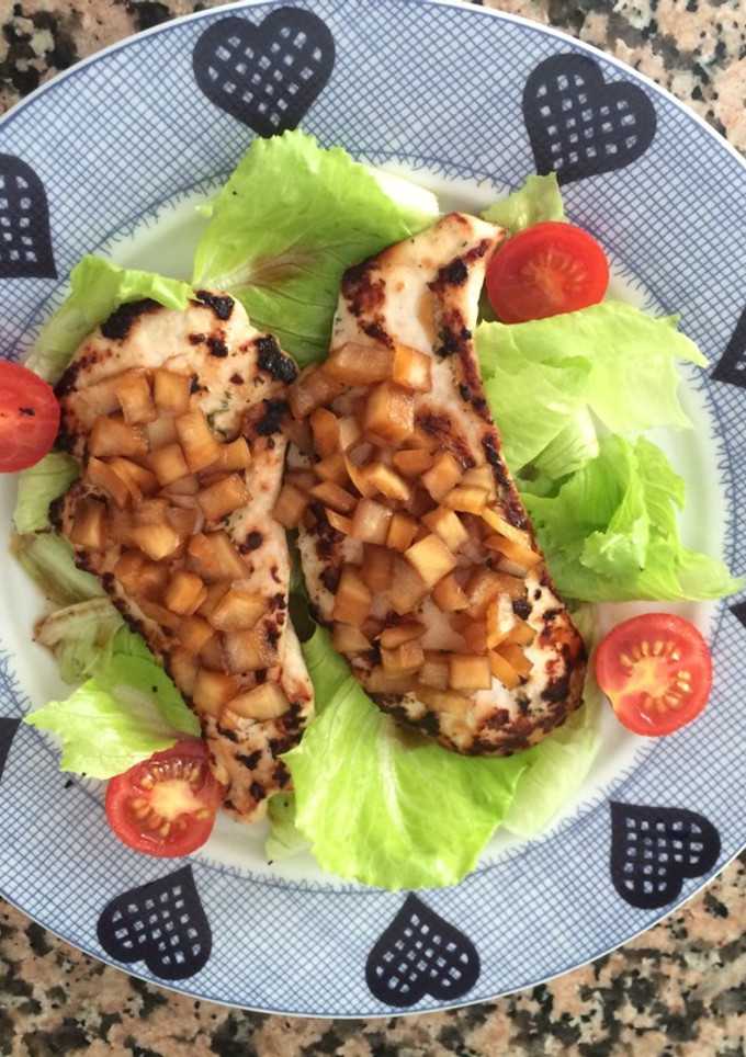 Una foto de Pechuga con salsa de soja y cebolla
