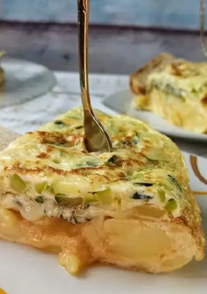 Zdjęcie przepisu Podwójny omlet ziemniaczany i z cukinii (niskotłuszczowy) Tortilla de patatas.