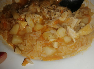 Una foto de Guisito de arroz con pollo 🍗