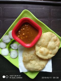 A picture of Bhature with chole.