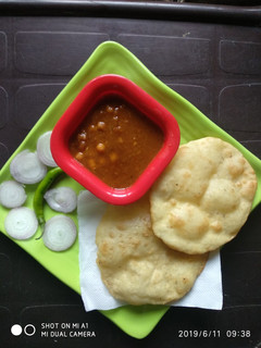 A picture of Bhature with chole.