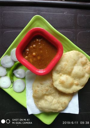 A picture of Bhature with chole.