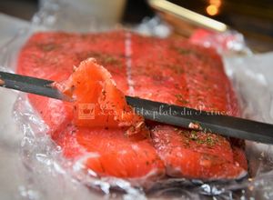 Une photo de Saumon gravlax à la vodka et betterave