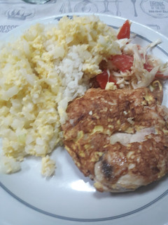 Una foto de Pechuga de pollo con arroz, huevo revuelto y ensaladita (proteínas, carbohidratos, fibras)