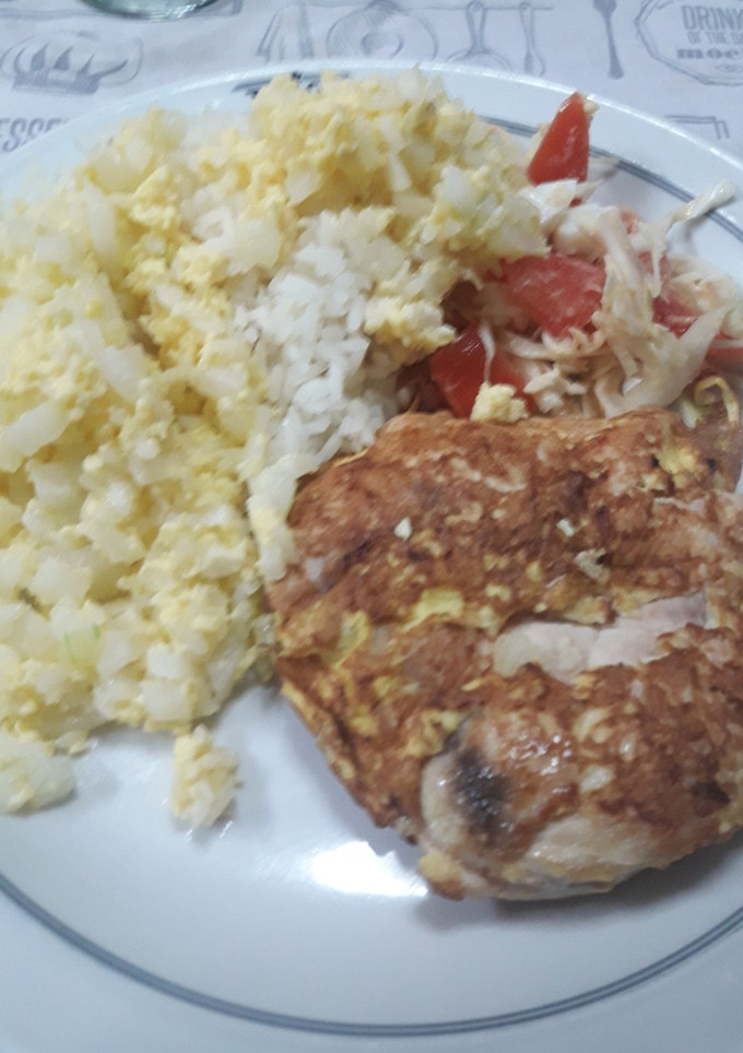 Una foto de Pechuga de pollo con arroz, huevo revuelto y ensaladita (proteínas, carbohidratos, fibras)