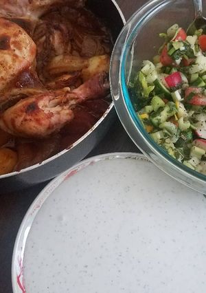 صورة لوصفة دجاج مشوي ،سلطة ،صلصة