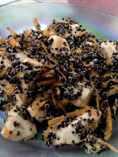 Una foto de Ensalada tibia de quinoa negra y pollo