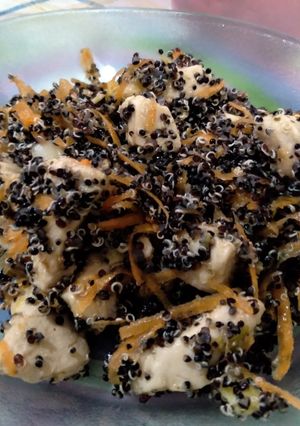 Una foto de Ensalada tibia de quinoa negra y pollo