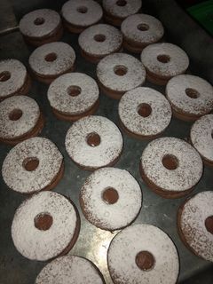 Una foto de Alfajores de chocolate, rellenos de dulce de leche ❤️