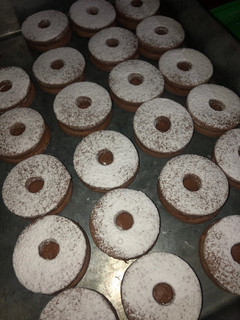 Una foto de Alfajores de chocolate, rellenos de dulce de leche ❤️