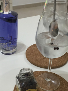 Una foto de Gin tonic cardamomo