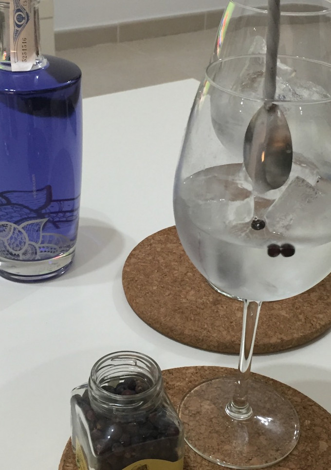 Una foto de Gin tonic cardamomo
