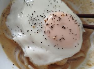 Una foto de Fideos konjac con salsa de cacahuete