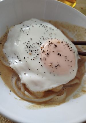 Una foto de Fideos konjac con salsa de cacahuete