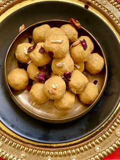 बेसन के लड्डू (besan ke ladoo recipe in Hindi) रेसिपी मुख्य फोटो