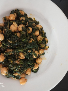 Una foto de Garbanzos con espinacas