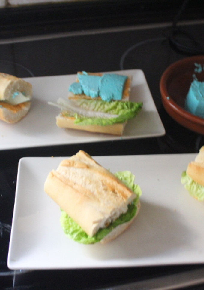 Una foto de Bocadillo de queso fresco azul