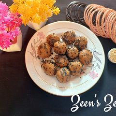 A picture of Til Gul Laddoos or Sesame Jaggery Laddoos.