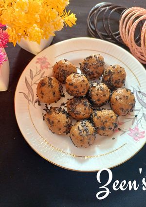A picture of Til Gul Laddoos or Sesame Jaggery Laddoos.