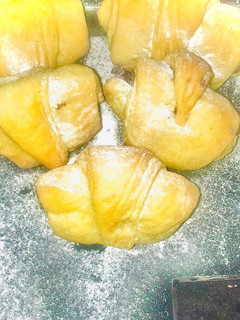ચોકલેટ ક્રોંસોંટ (Chocolate Croissant Recipe In Gujarati) રેસીપી મુખ્ય ફોટો