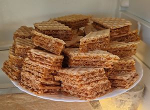 O poză a rețetei Foi de napolitană cu caramel și nucă.