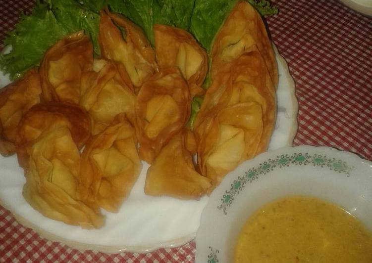 Pangsit goreng isi kornet kentang