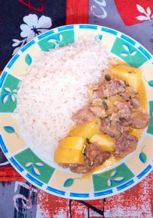 Una foto de Carne en salsa huancaina con albahaca