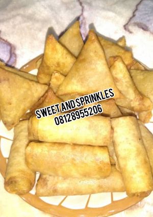 A picture of Samosa and Spring rolls.