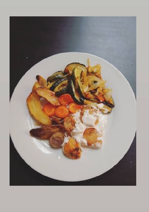 Una foto de Verduras horneadas y Pollo con Crema Ácida